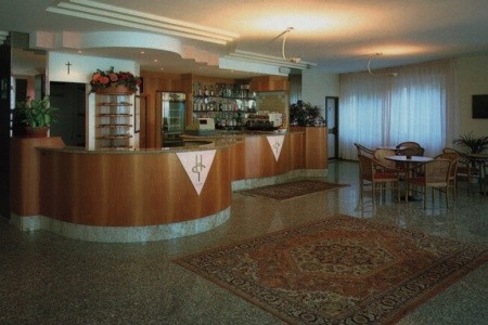 Hotel Gabbiano 3* S Bazénem Pig– Senigallia