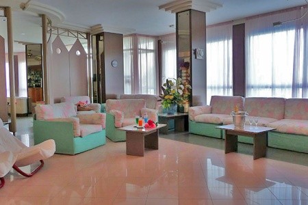Hotel Gabbiano 3* S Bazénem Pig– Senigallia